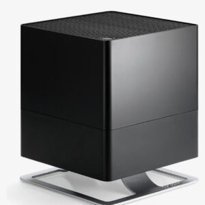 Humidificador evaporativo Stadler Form Oskar negro mate con soporte de aluminio en fondo blanco para hogar moderno.